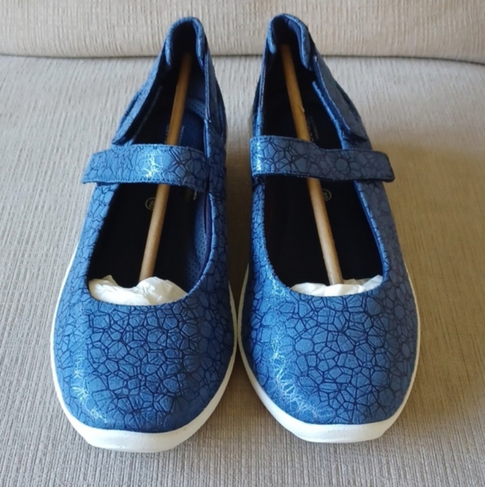 New in box Arcopedico Shoes
